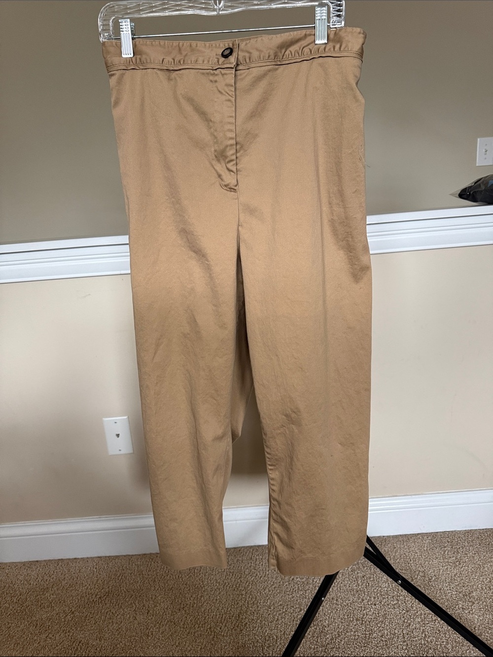Women's Classic Straight-Leg Khaki CaprisPants